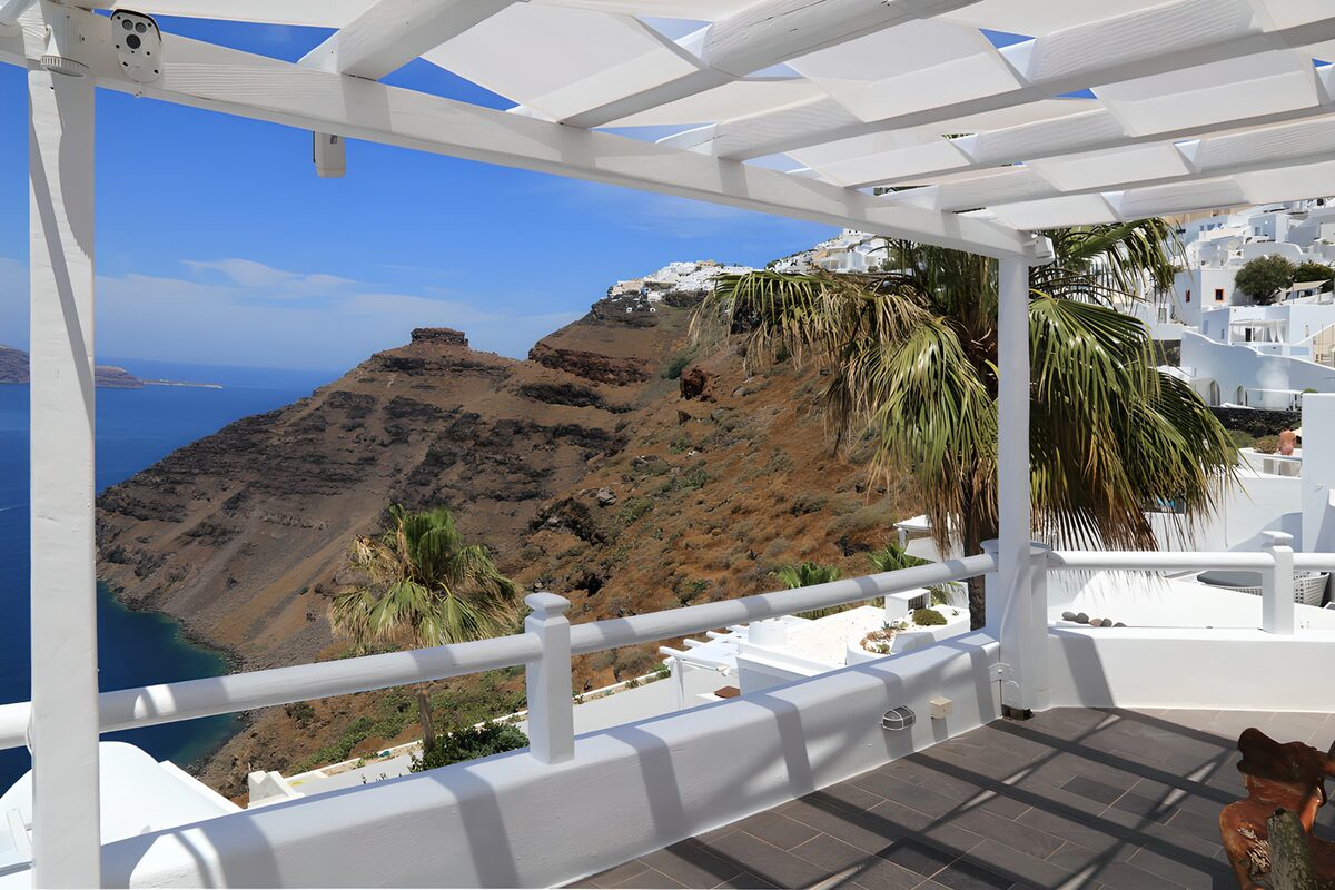 OCUK71357: Scenic View of Santorini's Cliffs