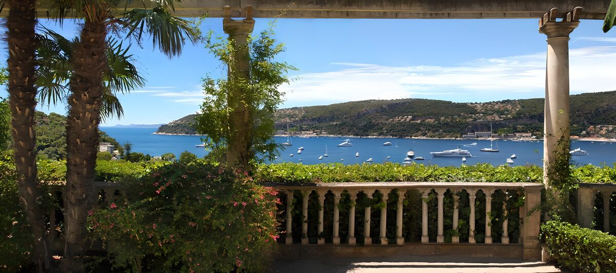 OCUK36197: Serene Sea View from a Garden