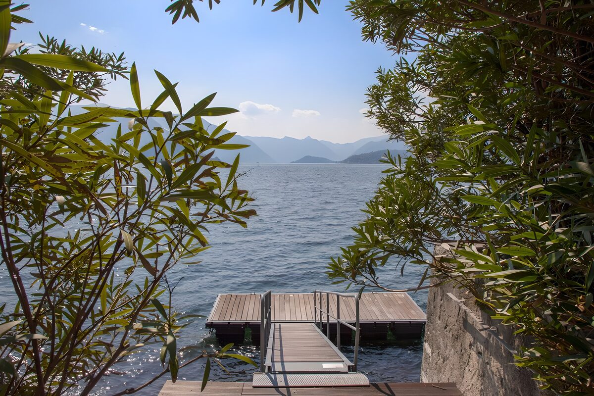 Peaceful Lakeside Retreat