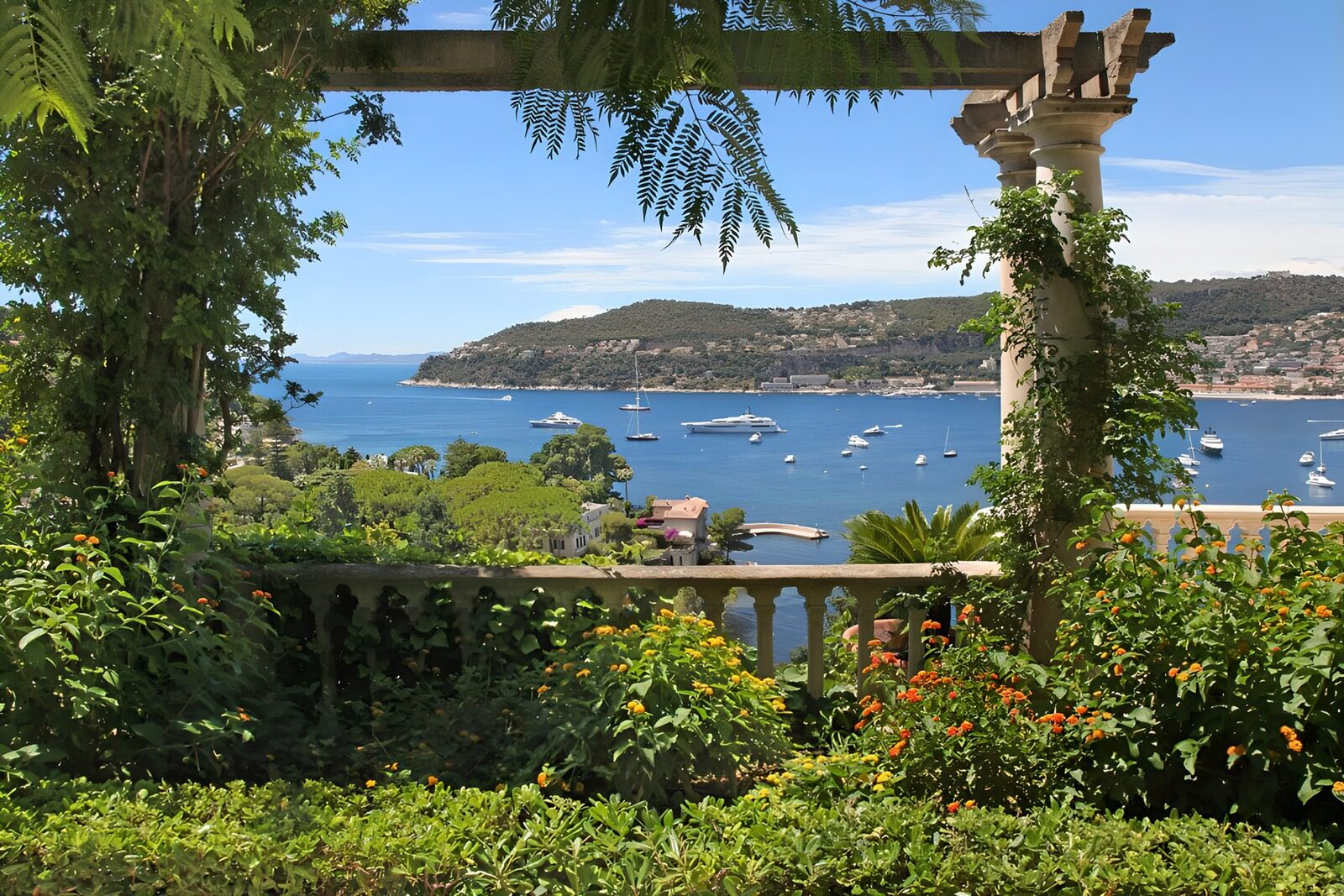 OCUK11191: Balcony with flowers and a view on the ocean and boats