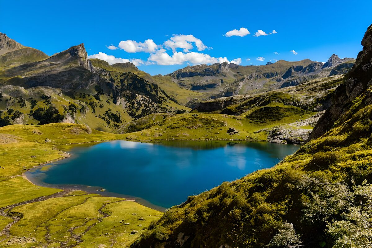 OCUK58177: Majestic Mountain Lake View
