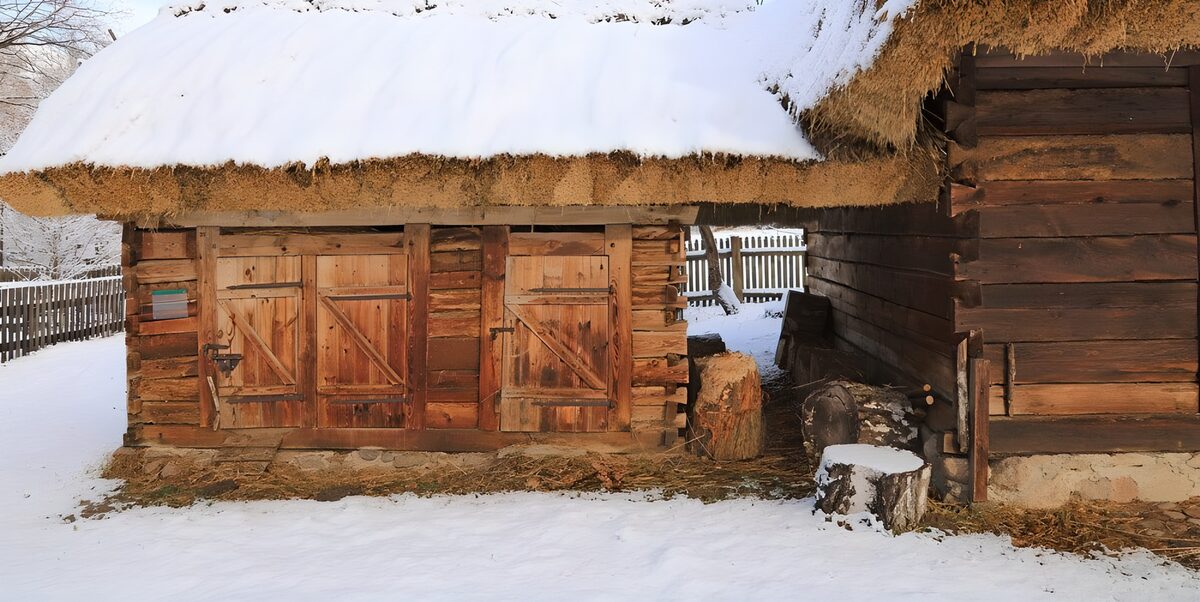 OCUK31237: Winter Cottage in Snowy Landscape