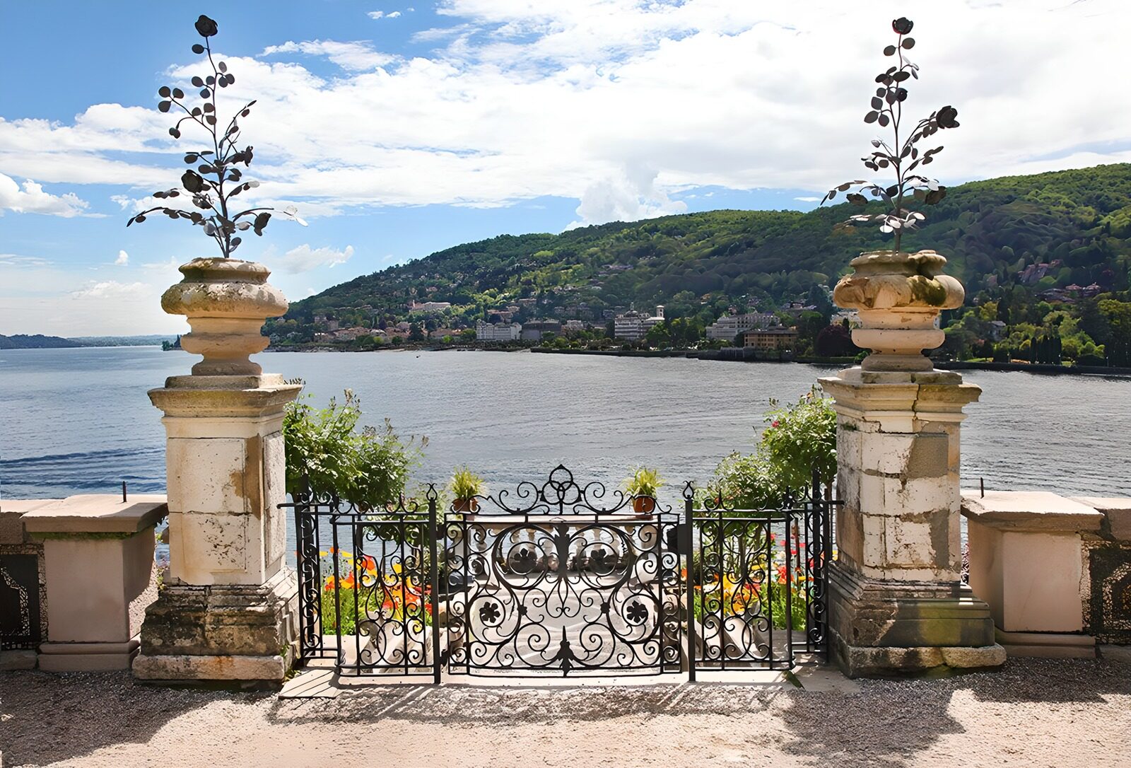 OCUK31842: Scenic Lakeside Gate with Mountain View