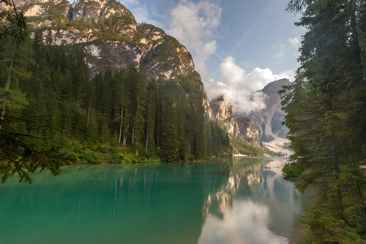 OCUK60159: Serene Mountain Lake Reflection