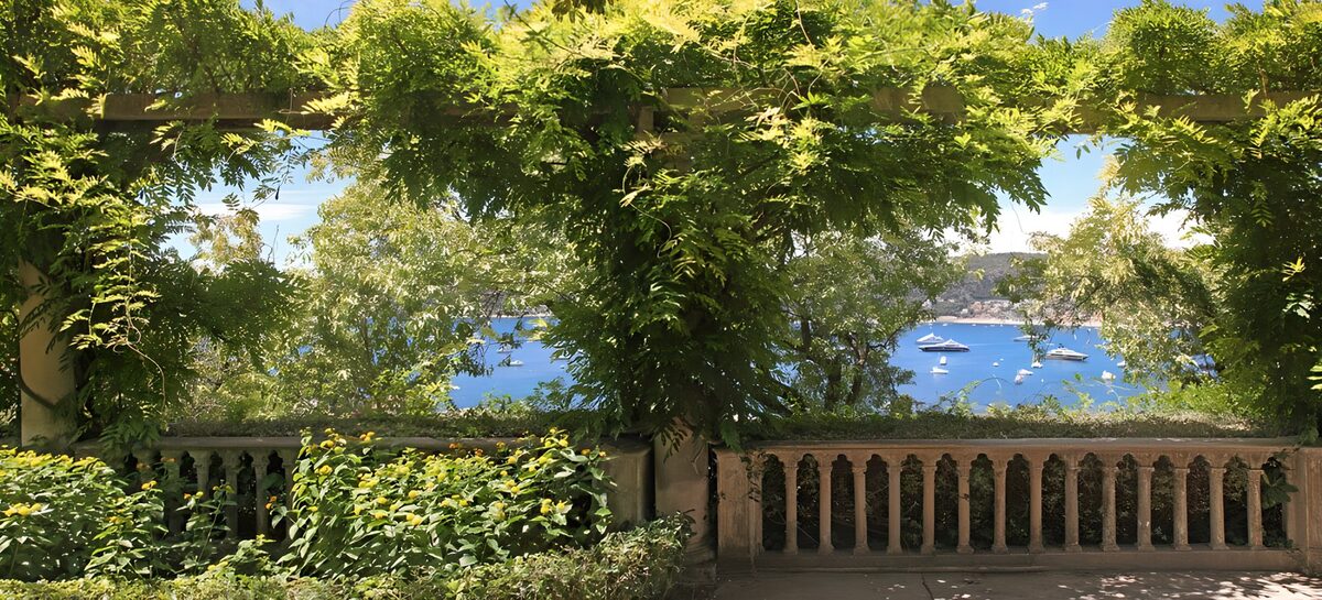 Balcony with lookout at the Mediterranean sea