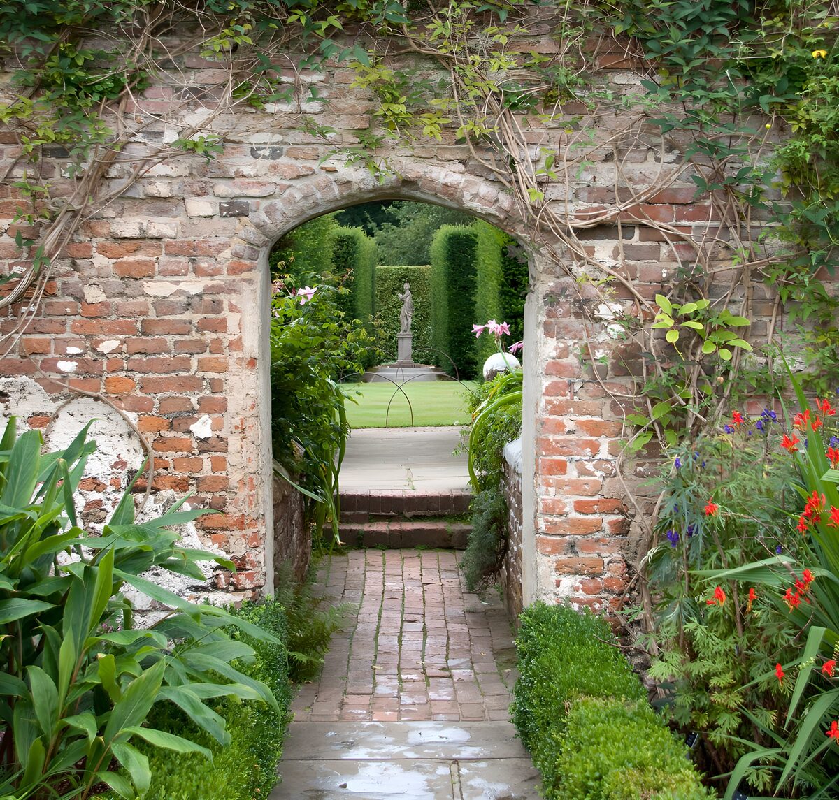 OCUK63067: Serene Garden Pathway
