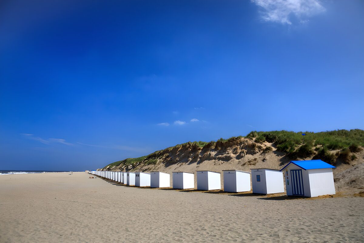 OCUK15449: Beach Huts by the Shoreline