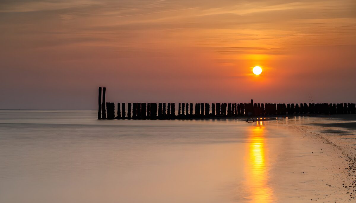 OCUK36468: Serene Sunset Over Tranquil Waters
