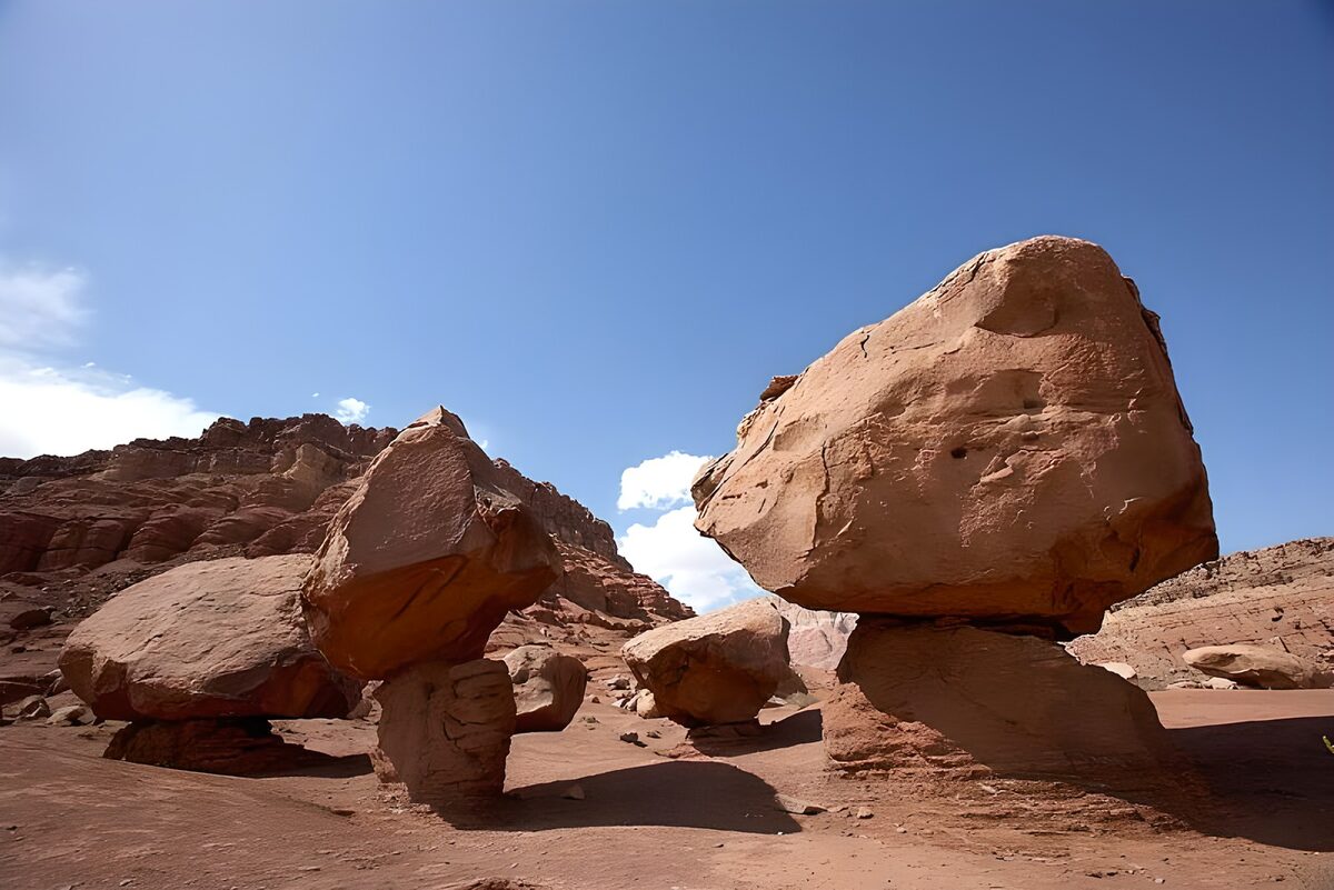 OCUK72038: Eroded rocks in desert setting