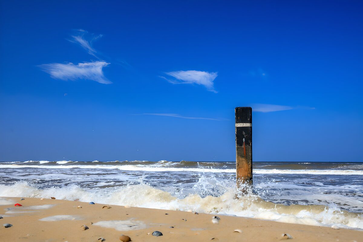 OCUK86660: Tranquil Beach with Wooden Post