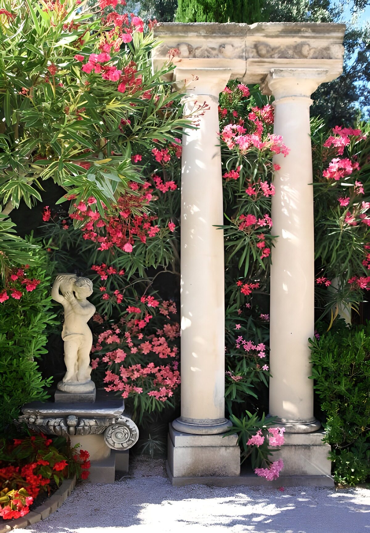 OCUK24148: Elegant Garden with Classical Columns