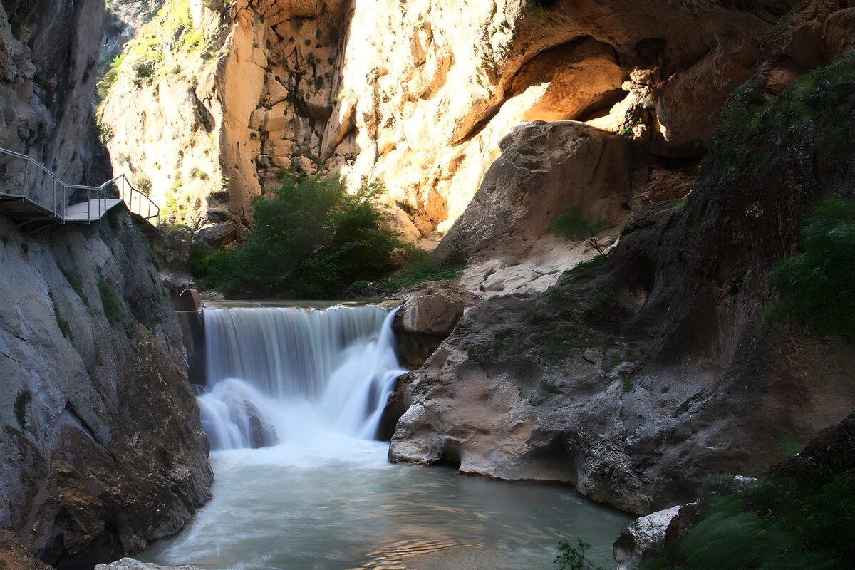 OCUK74774: Serene Waterfall in Rocky Canyon