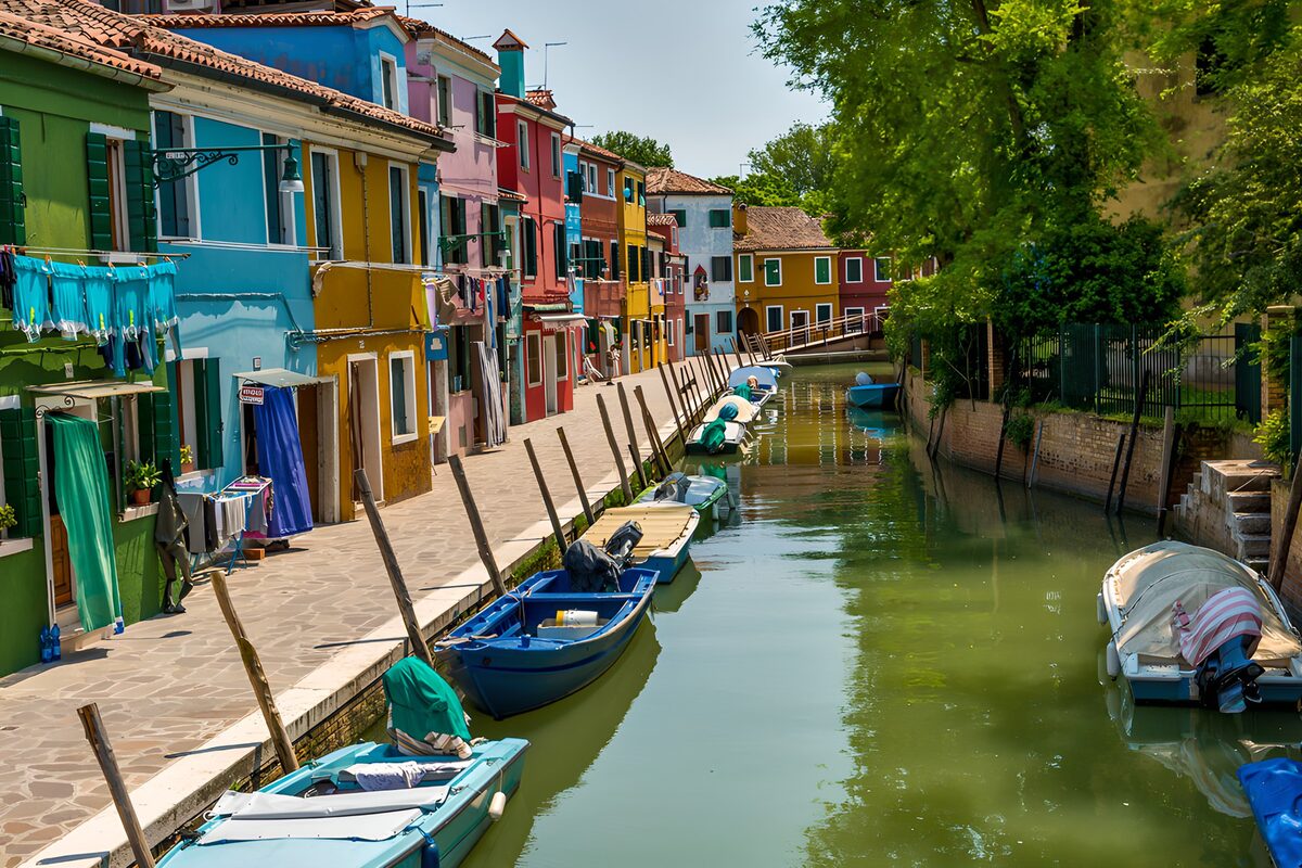 OCUK69171: Colorful Canals of Burano Island