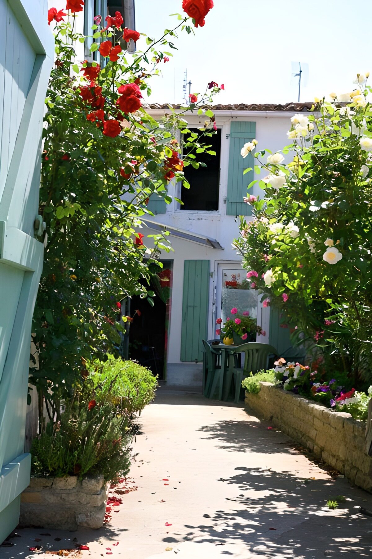 OCUK91126: Entrance gate to house with terrace1