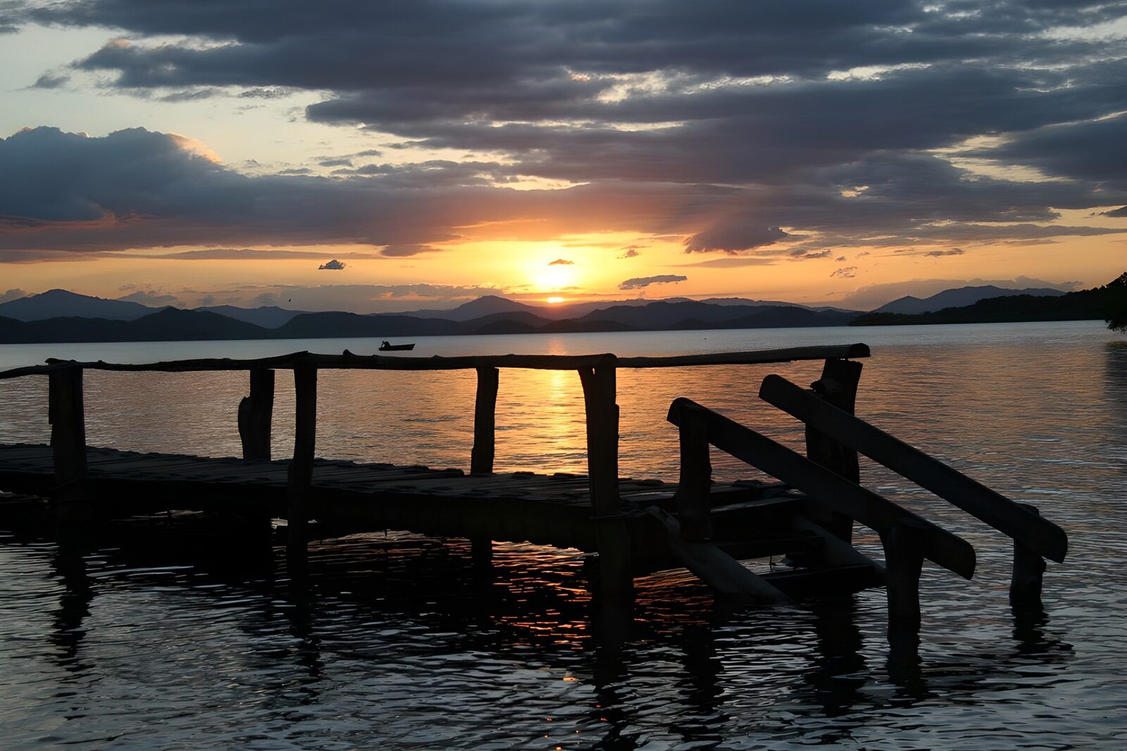 OCUK90225: Serene Sunset Over Tranquil Waters
