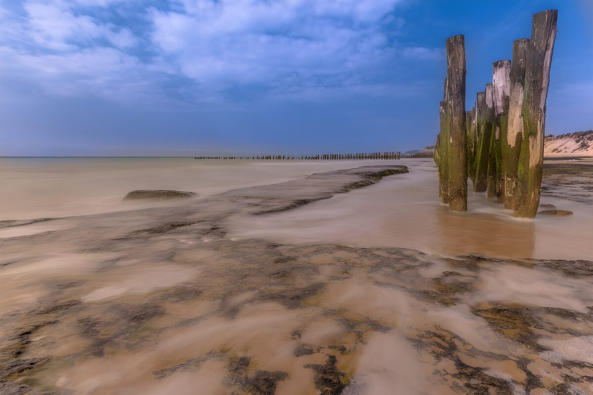 OCUK39389: Tranquil Coastal Ruins at Dawn