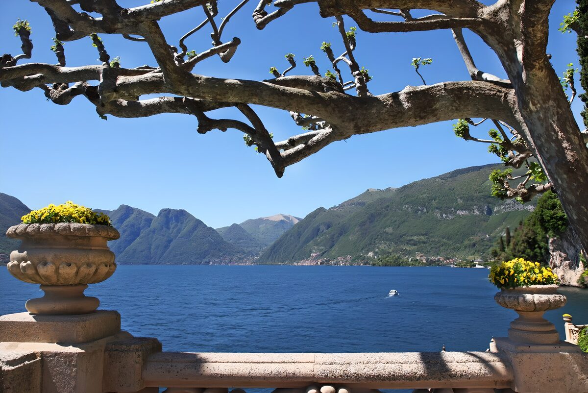OCUK12441: Serene Lake View Amidst Majestic Mountains