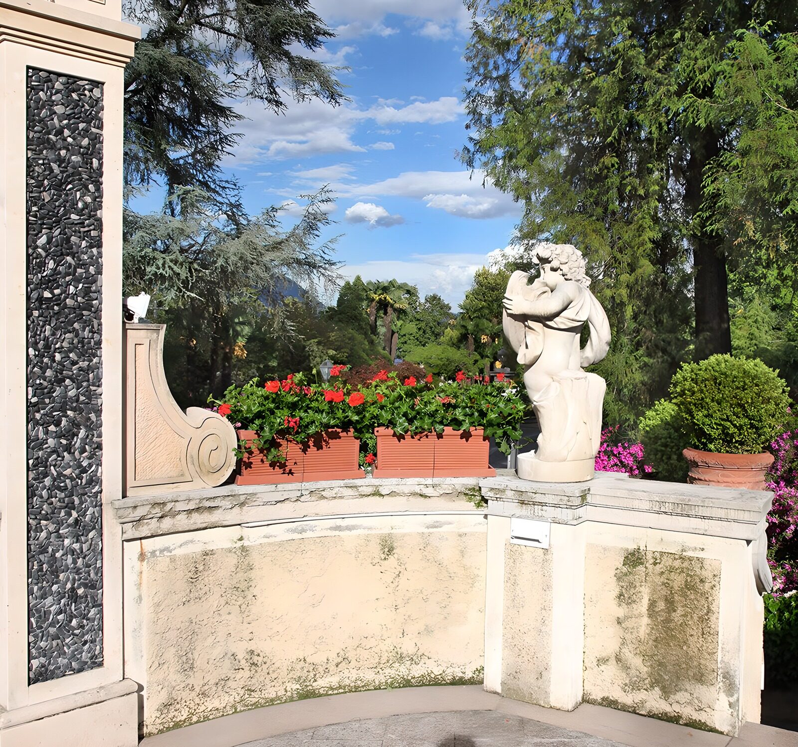 OCUK40837: Serene Garden with Sculpture