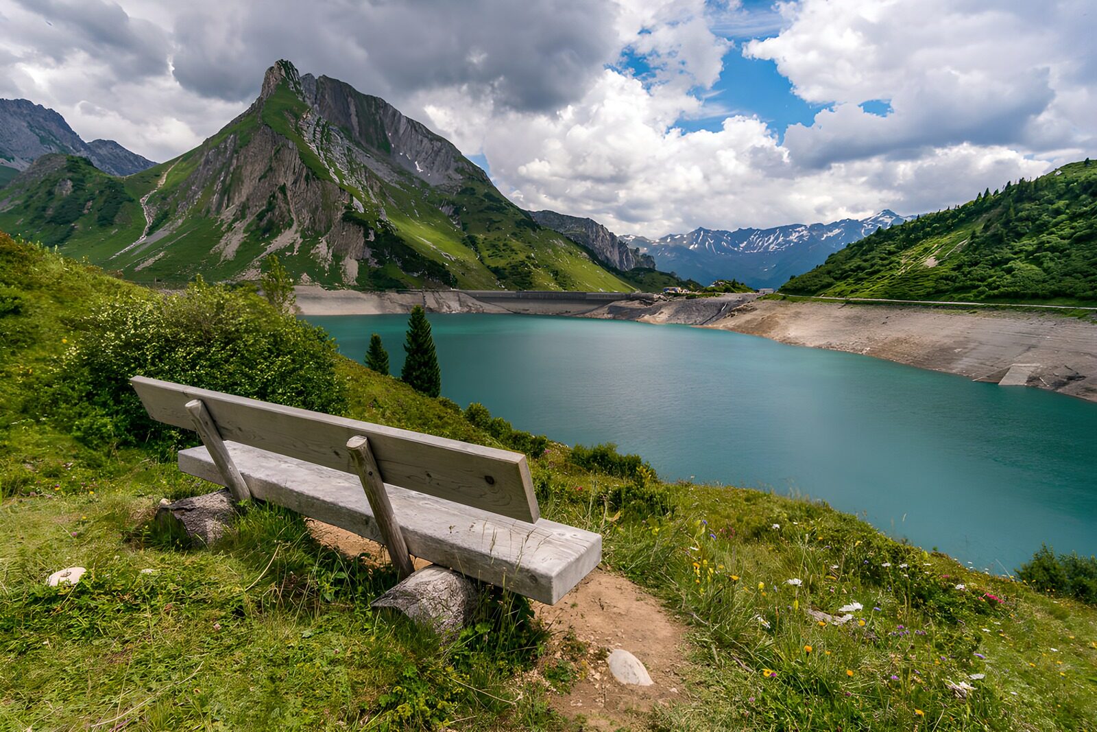 OCUK37914: Serene Mountain View by the Lake