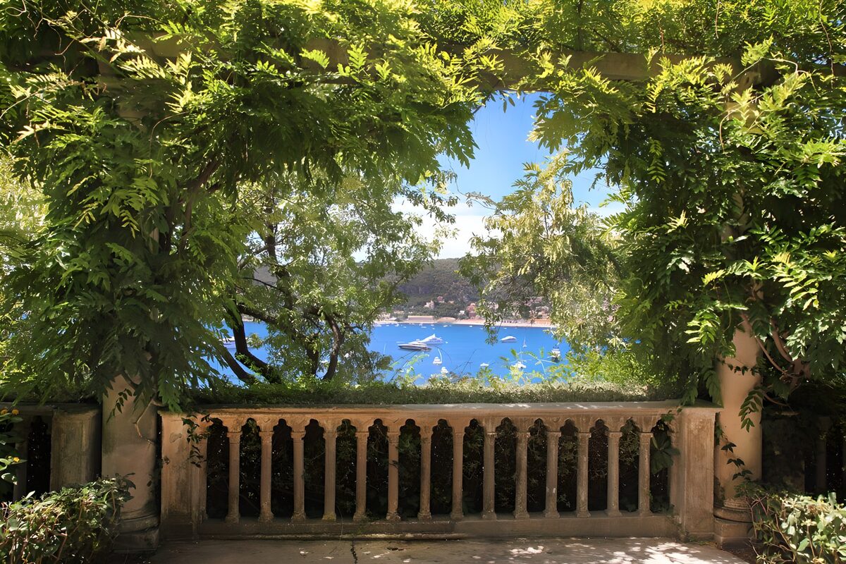 Balcony overgrown with trees and lookout at the ocean