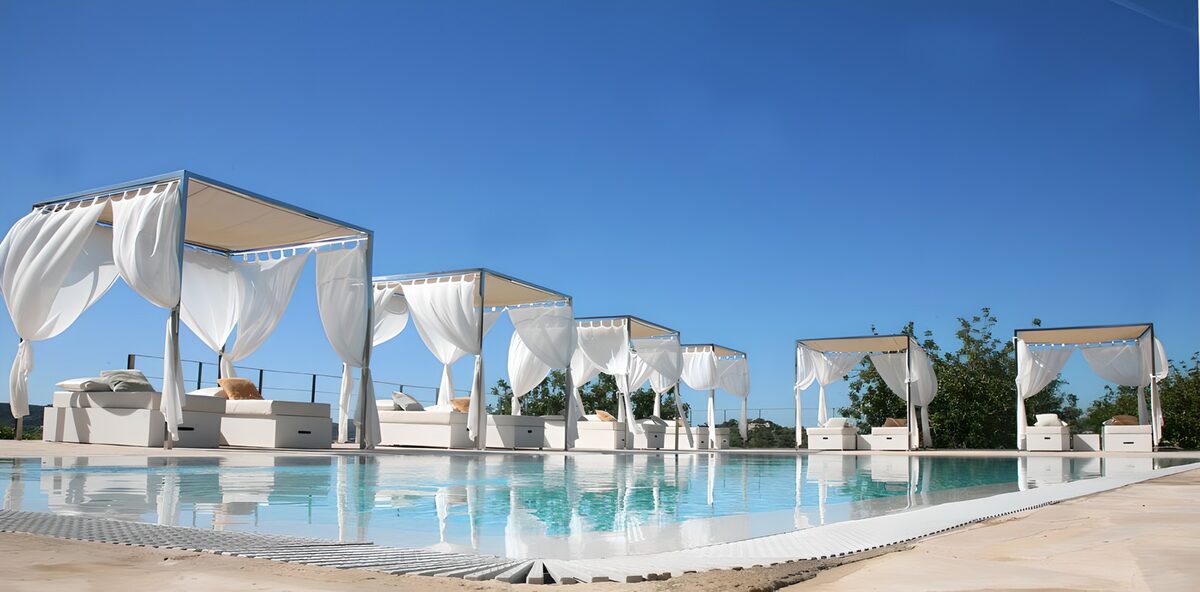 OCUK41621: Sunloungers next to the swimming pool version 1