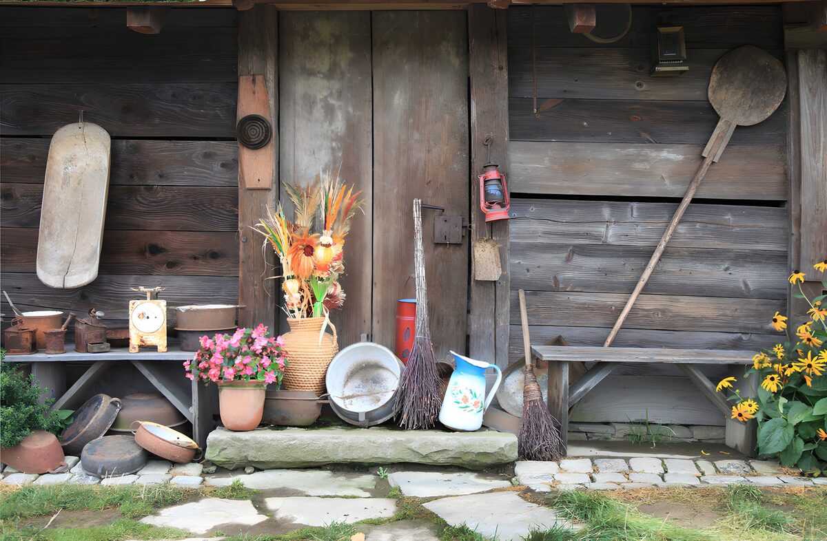 OCUK97809: Rustic Garden Shed Decorations
