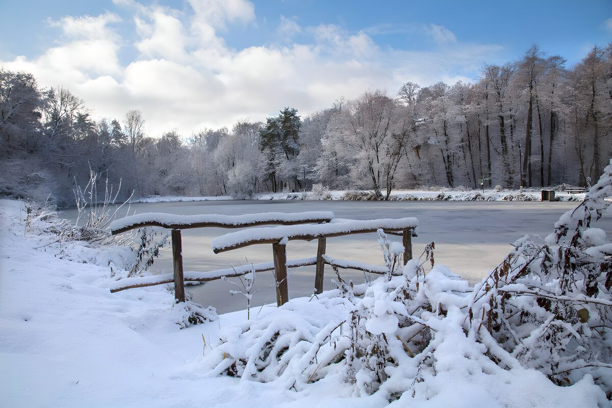 OCUK52167: Tranquil Winter Wonderland by the Lake