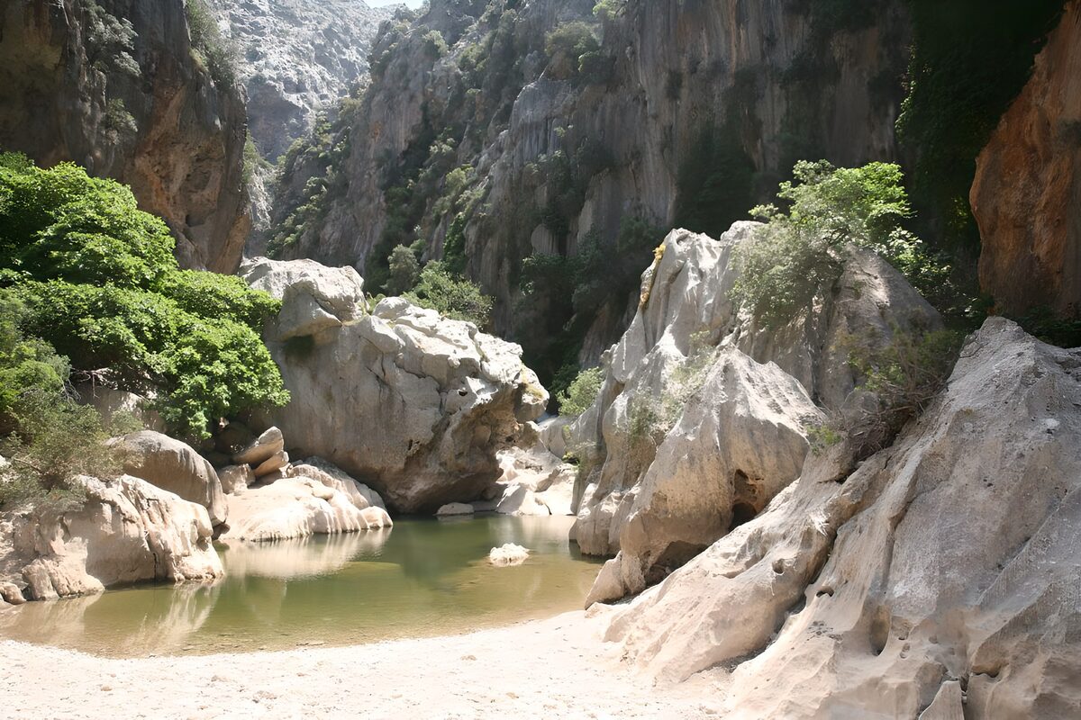 OCUK39801: Small lake located between the rocks version 1