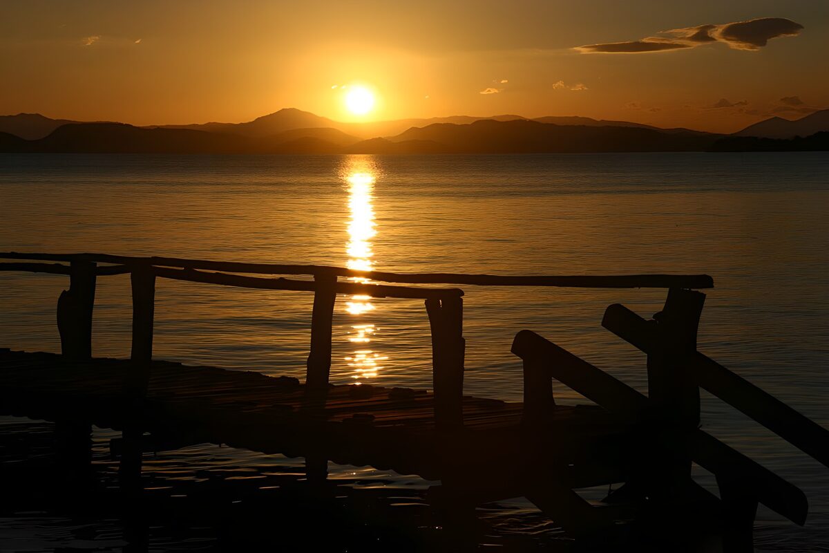 OCUK65610: Tranquil Sunset Over the Water