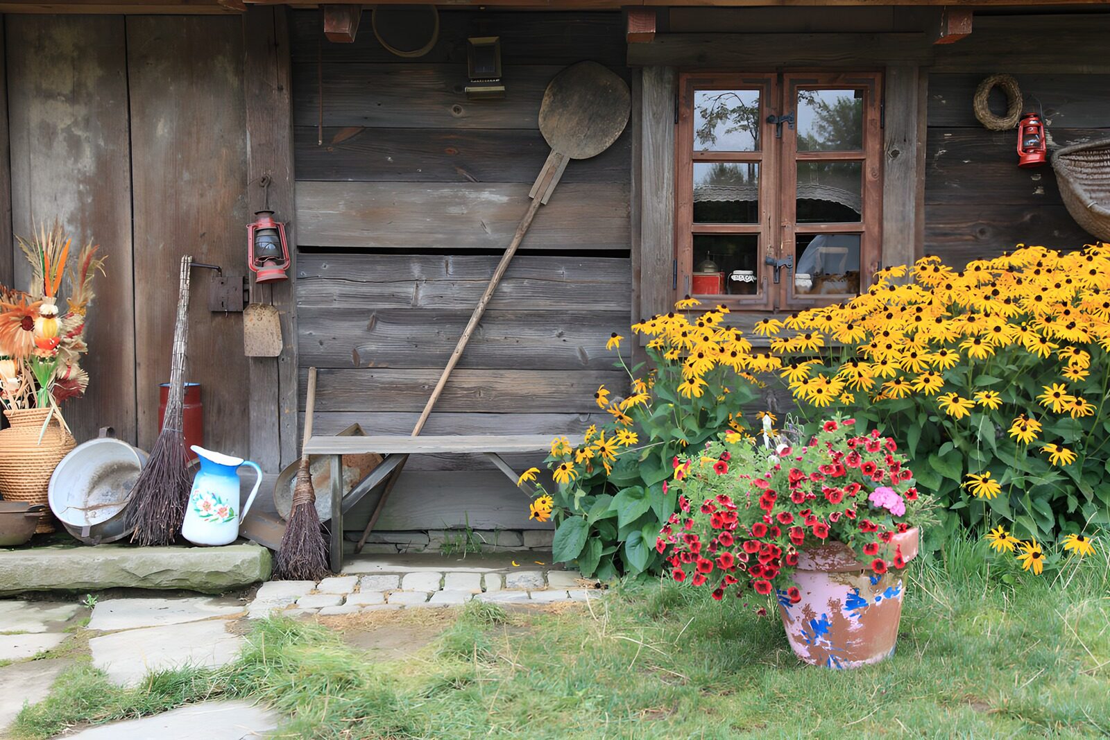 OCUK13606: Charming Rustic Garden Setting
