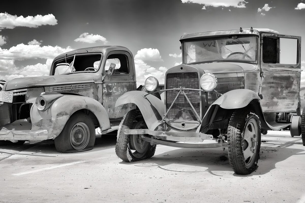 OCUK33939: Vintage Classic Cars in Black and White