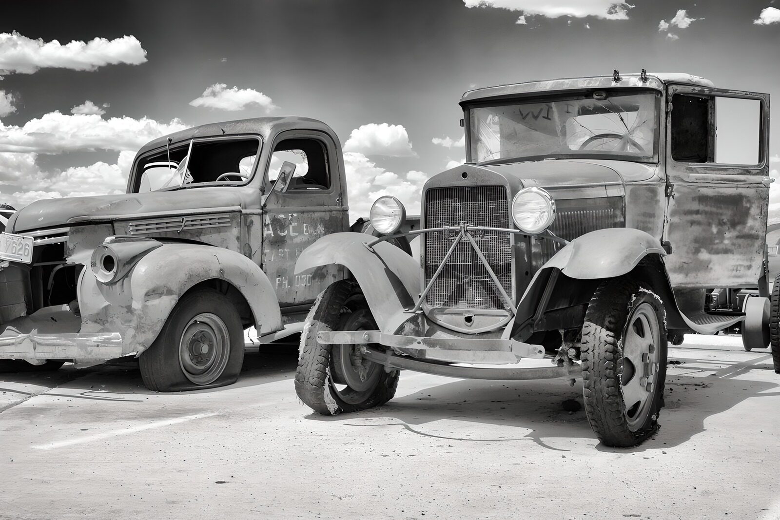 OCUK33939: Vintage Classic Cars in Black and White