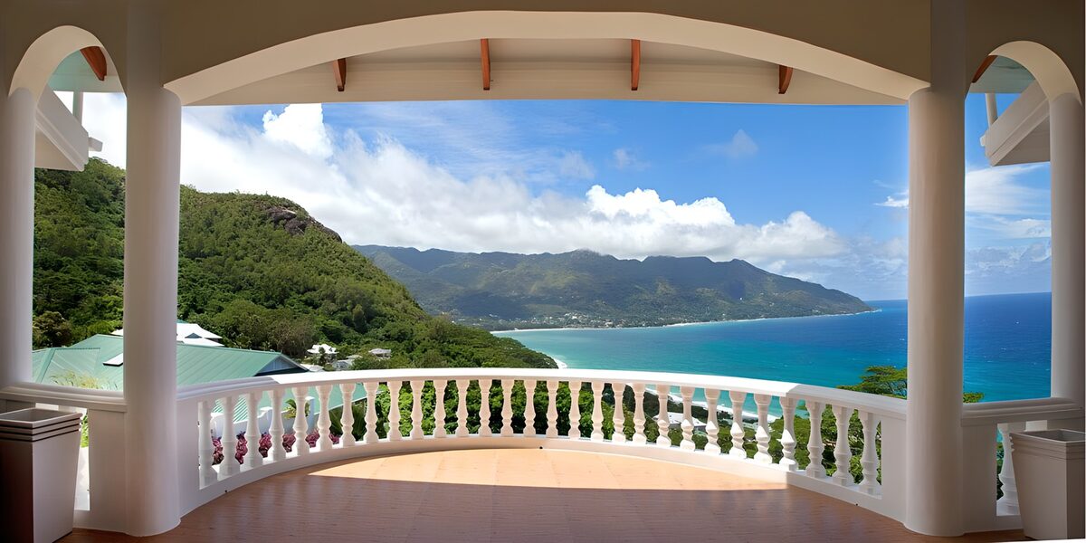OCUK60723: Breathtaking Coastal View from the Balcony