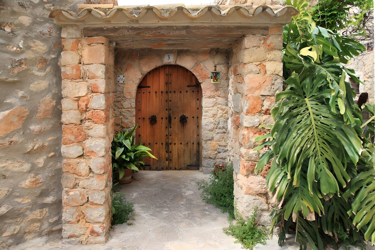 OCUK15472: Medieval gate with door