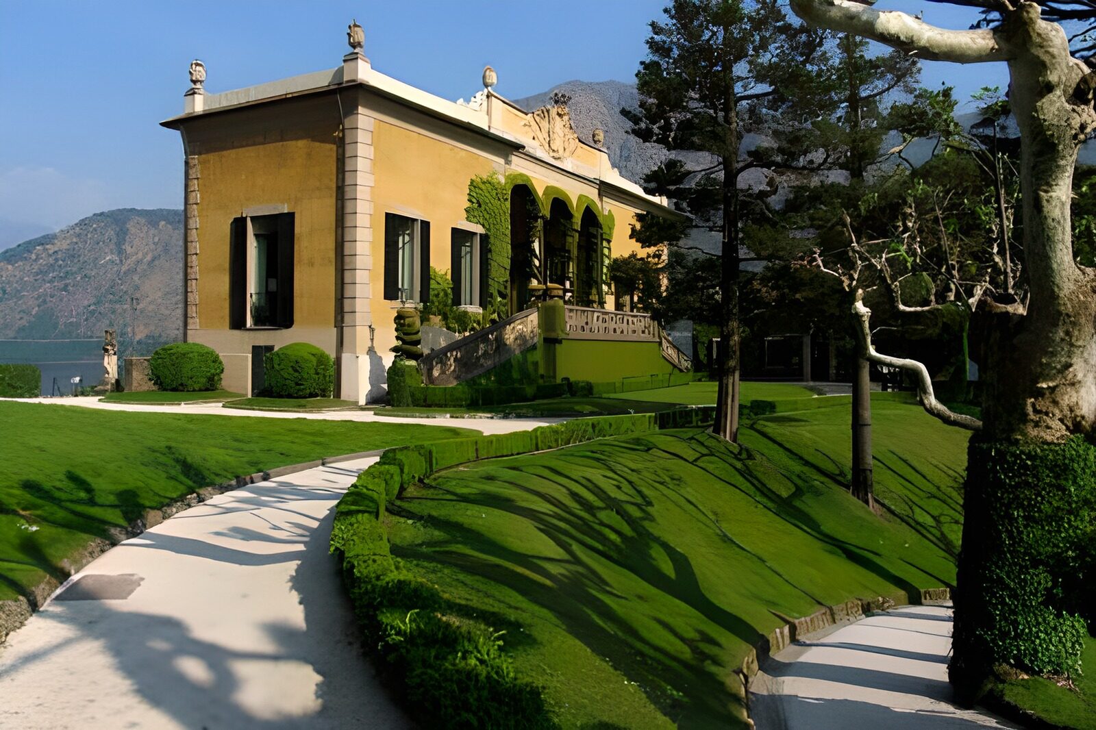 OCUK62781: Gate house . Drive to villa and lawn