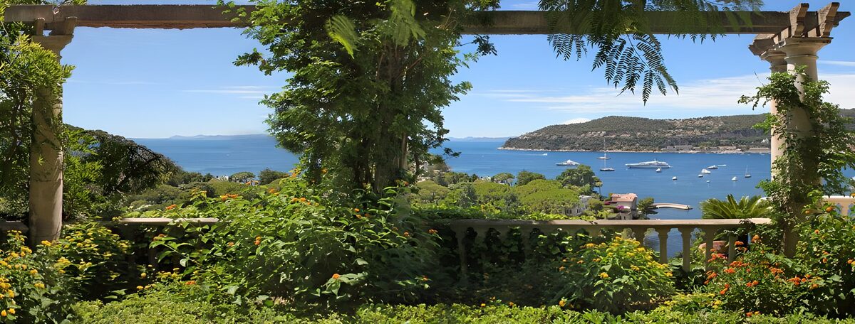 OCUK21713: Scenic Coastal View with Lush Garden