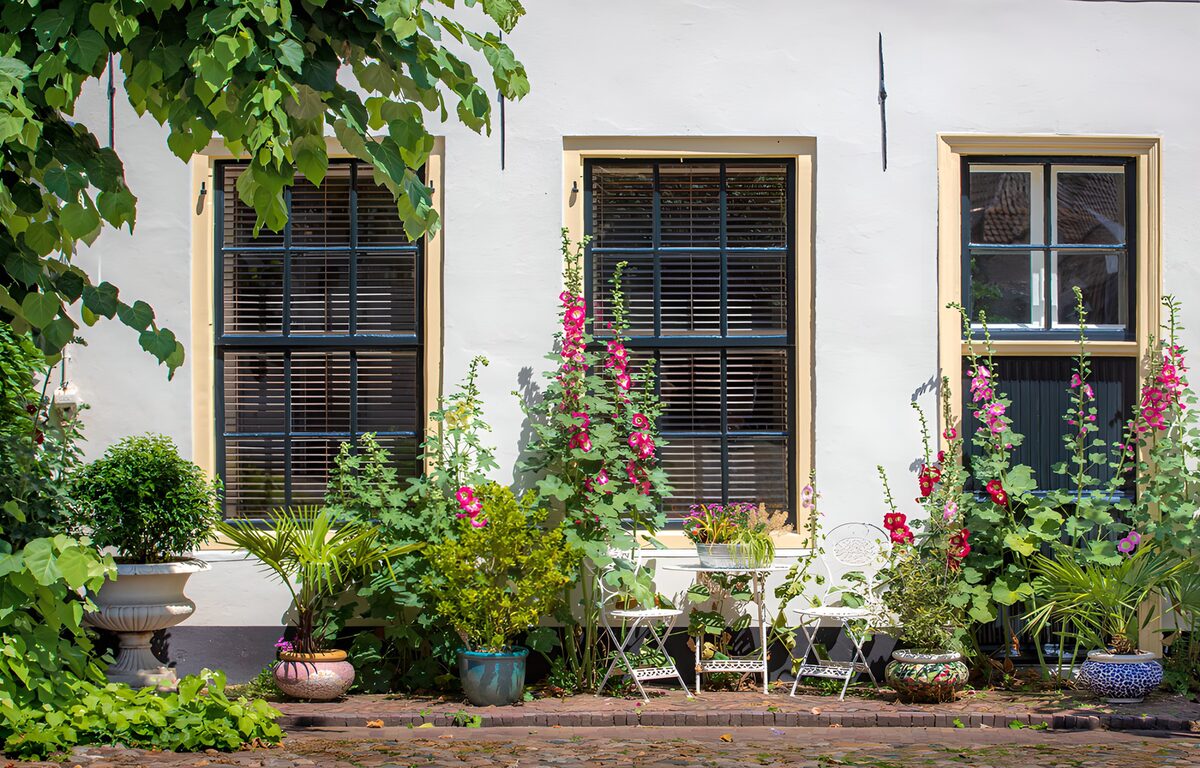OCUK76897: Charming Floral Facade