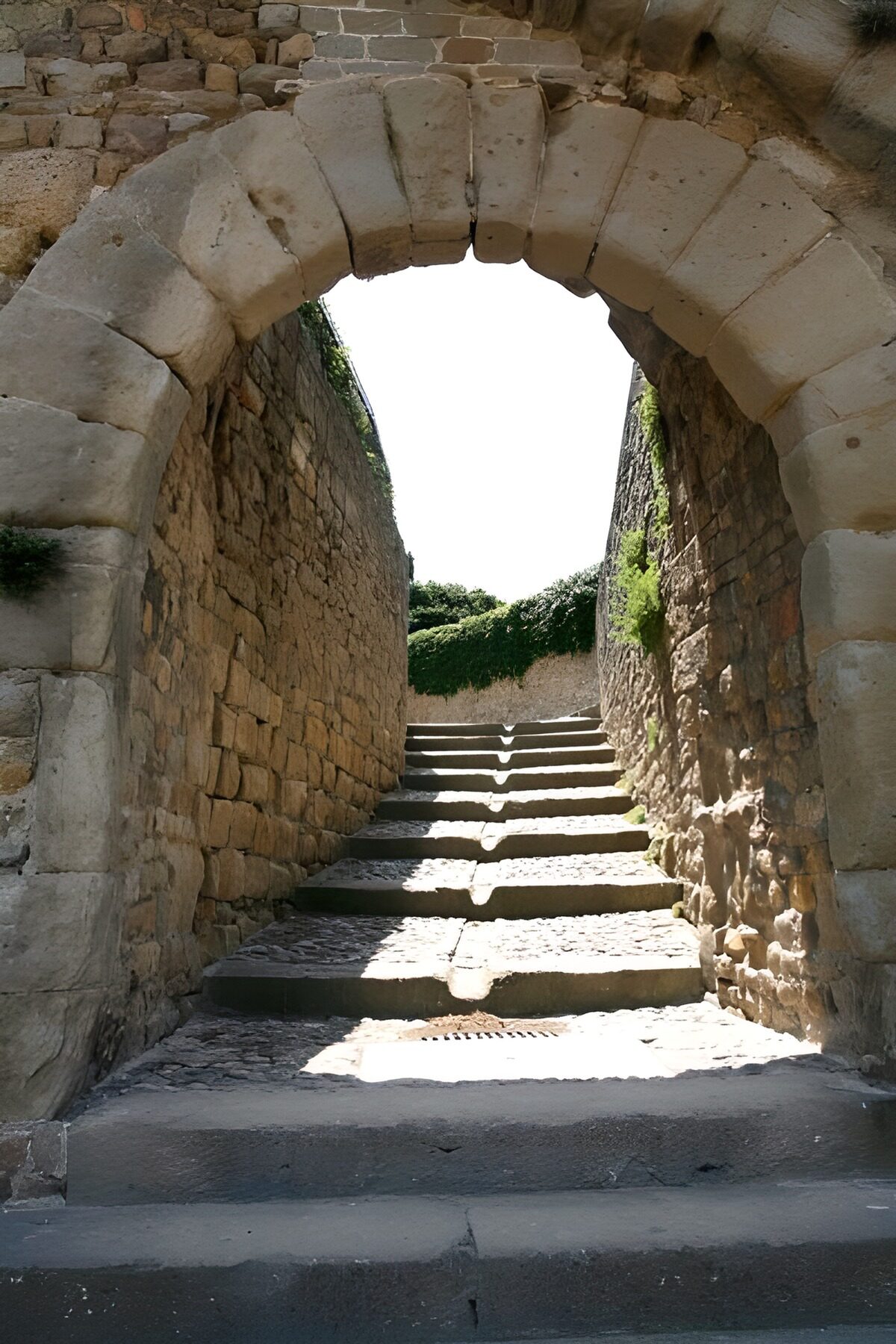 OCUK84633: Round stone arch  with ascending steps