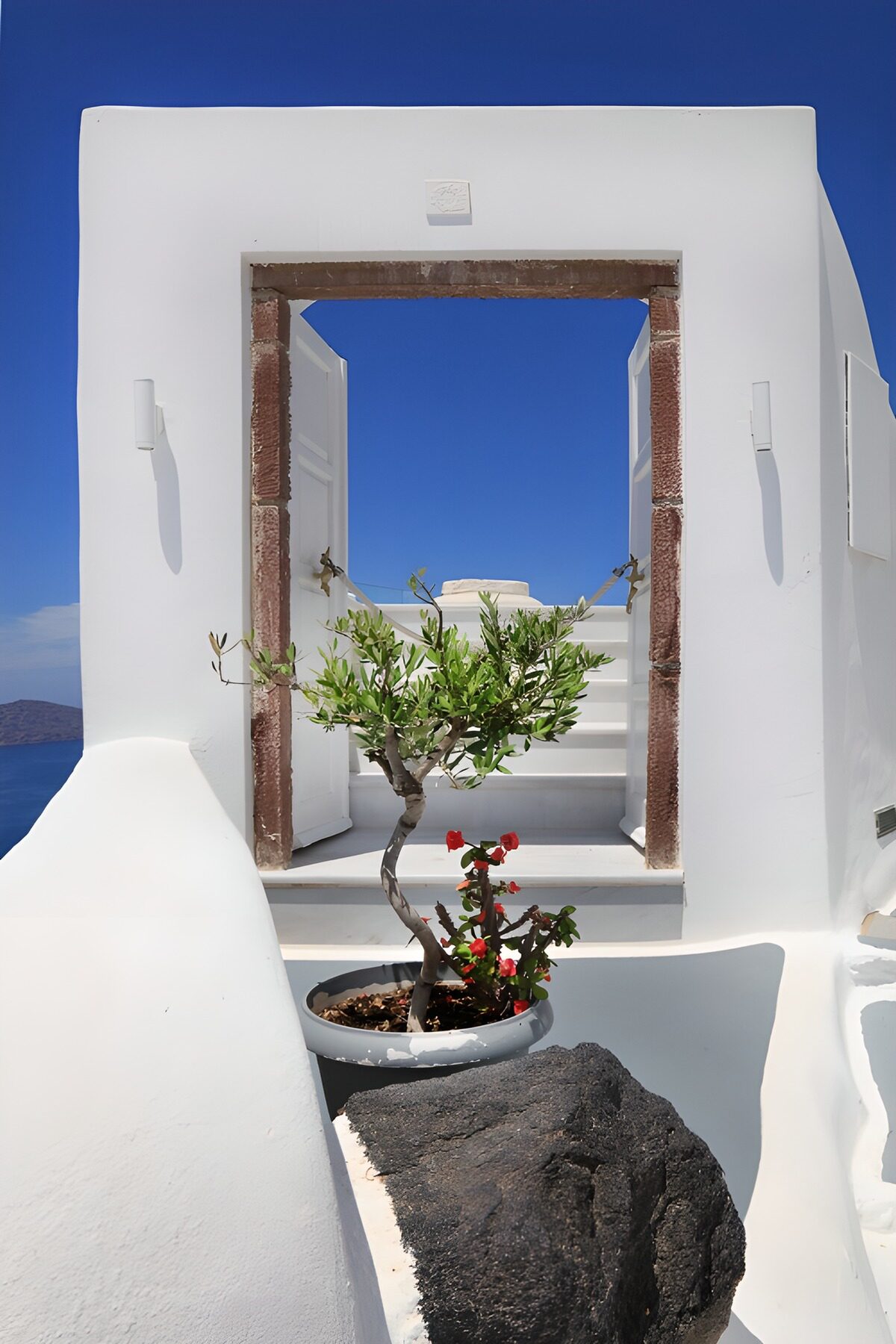 OCUK73105: Serene Entrance to Mediterranean Bliss