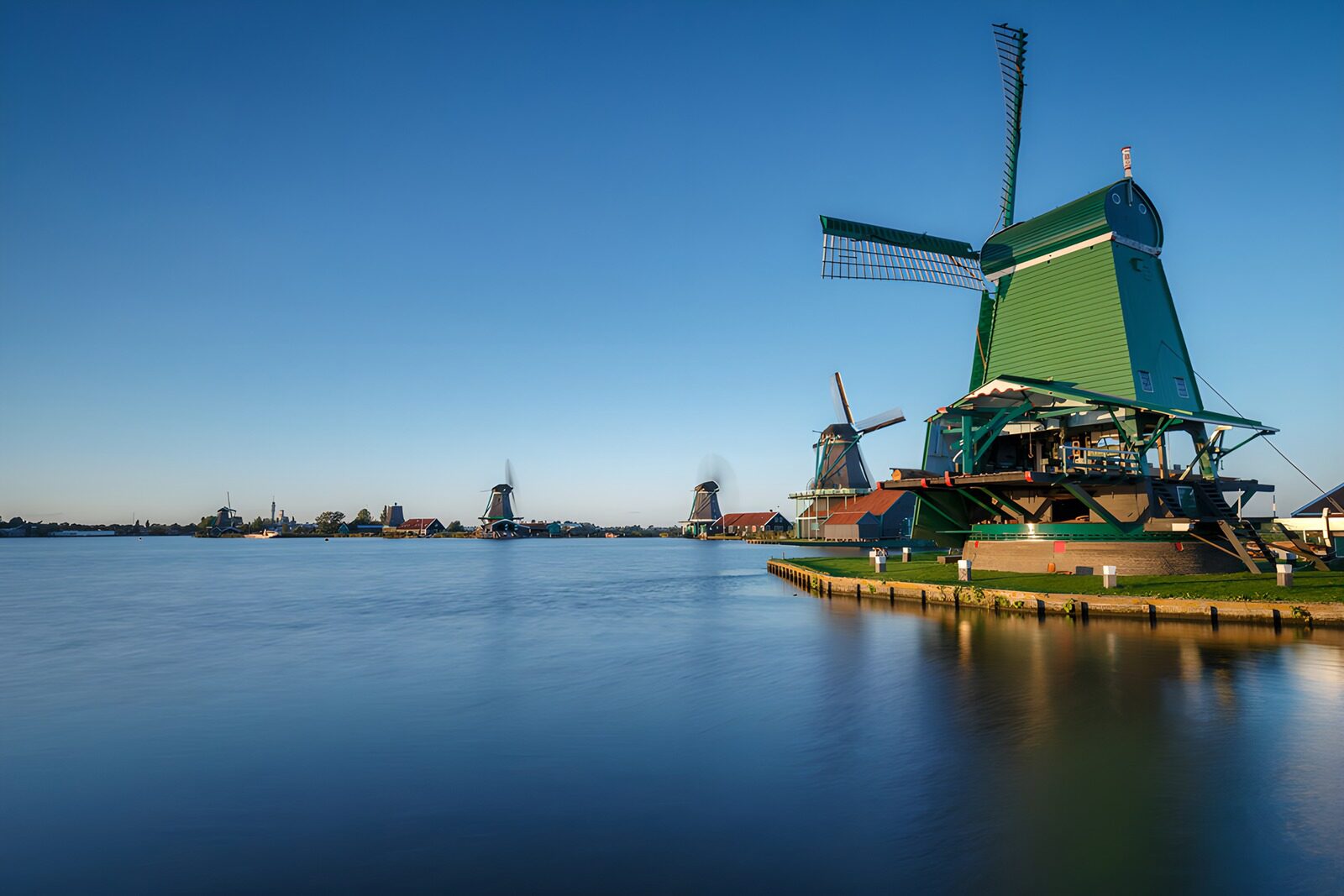 OCUK89526: Traditional Dutch Windmills by the Water