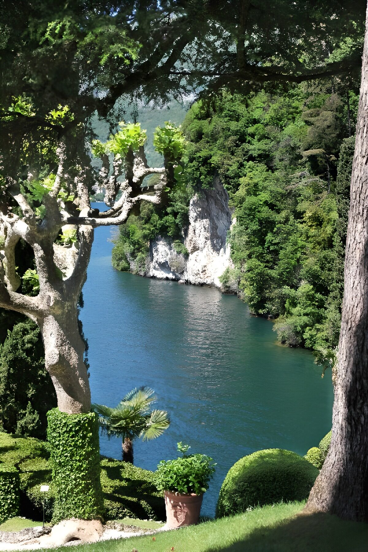 OCUK49487: Tranquil Lakeside Retreat