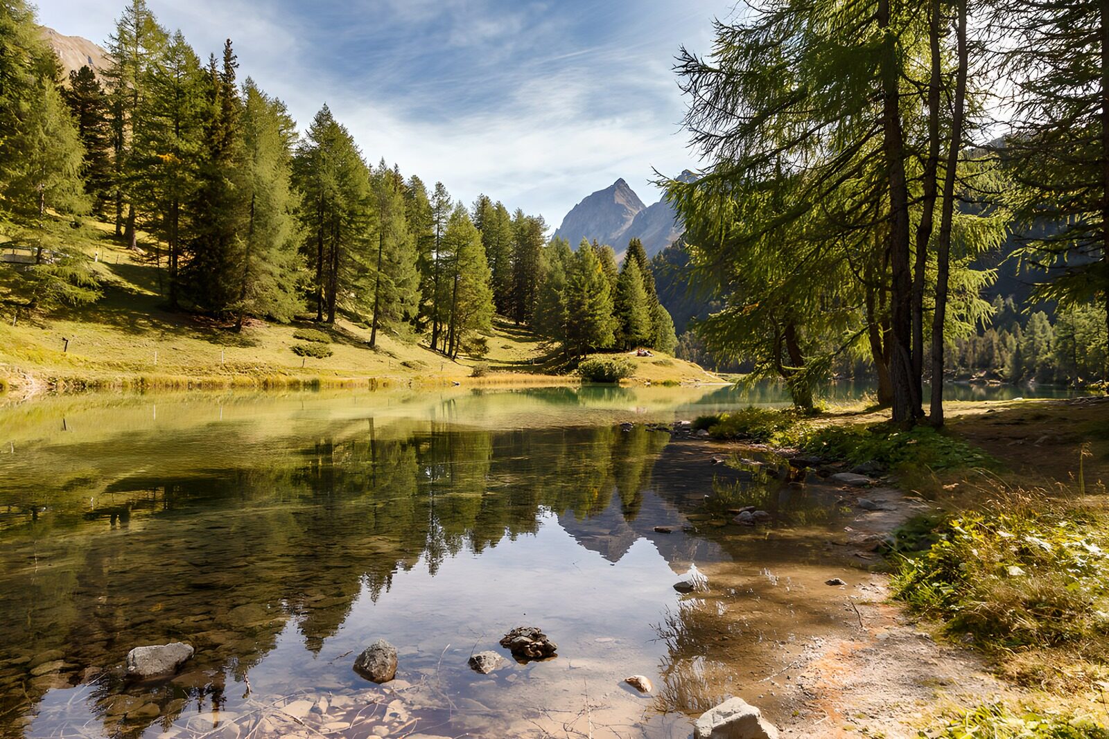 OCUK82503: Serene Mountain Lake Reflection