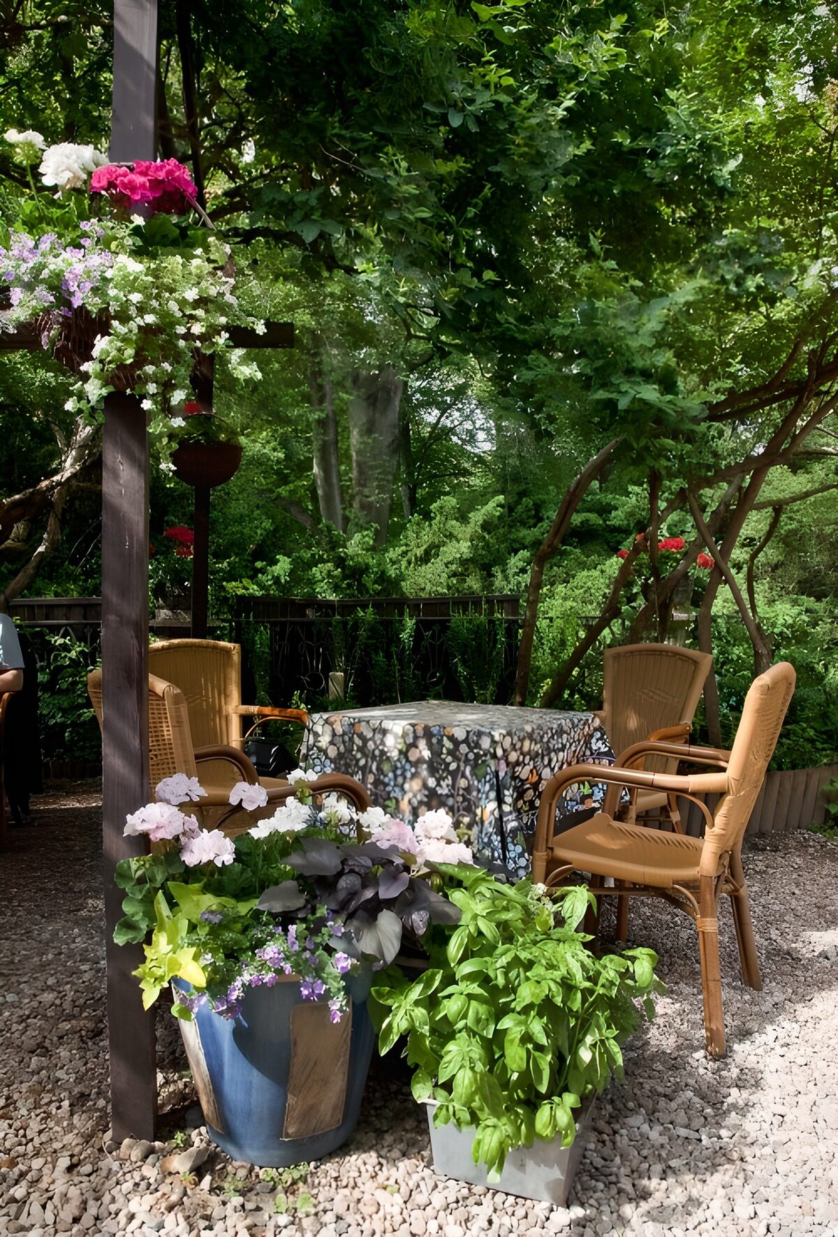 OCUK26625: Serene Garden Dining Space