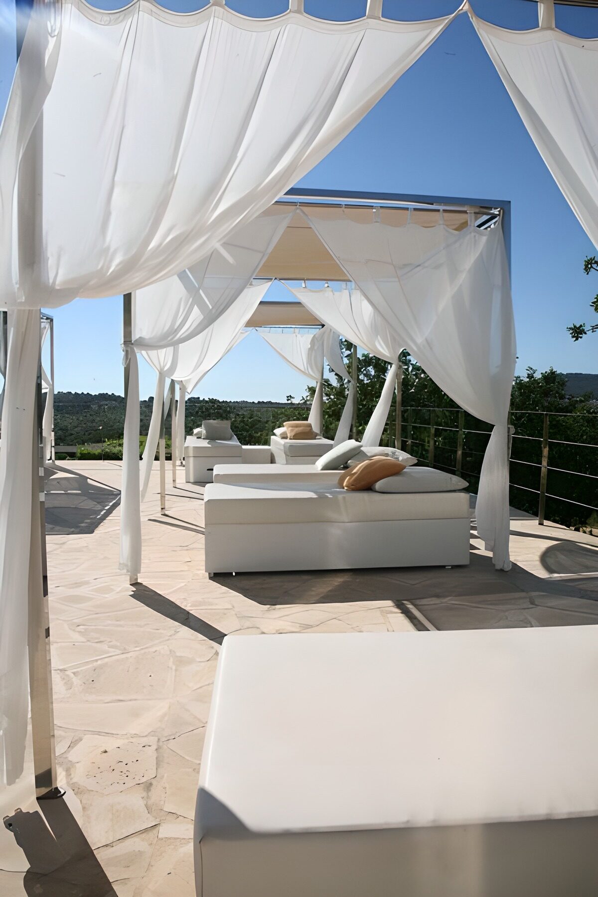 OCUK91397: Four poster beds in the open air version 2