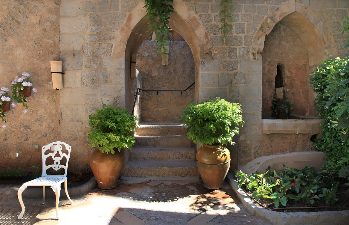 OCUK60203: Mediterranean wall with stairs and terracotta pots