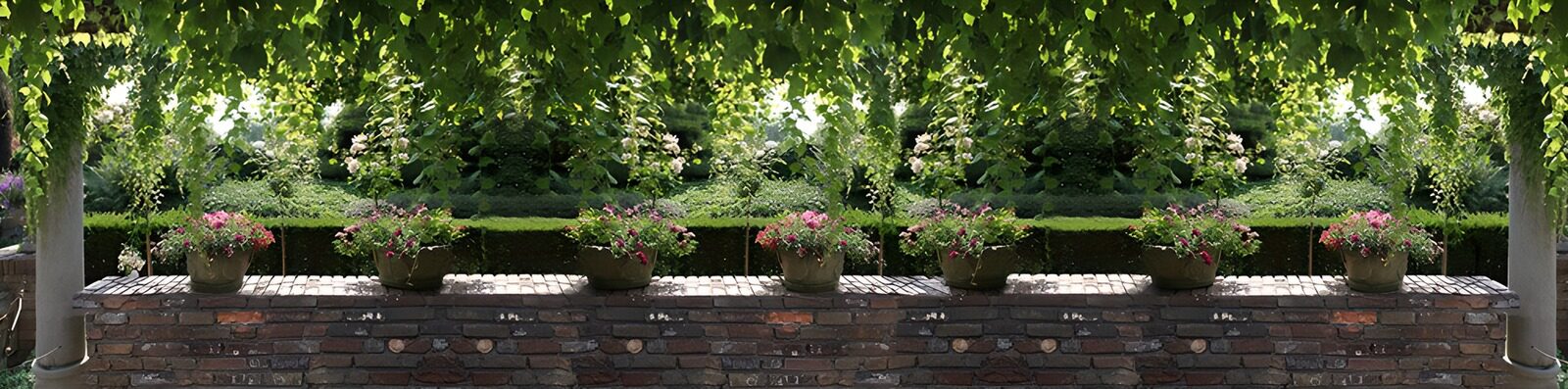 OCUK93162: Serene Garden Oasis with Flower Pots