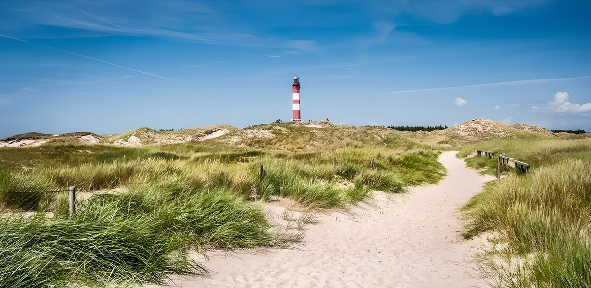 OCUK25702: Coastal Pathway to the Lighthouse