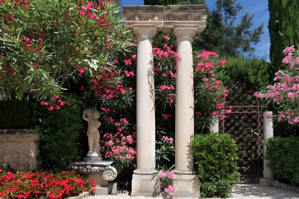 OCUK68144: Serene Garden Oasis with Columns
