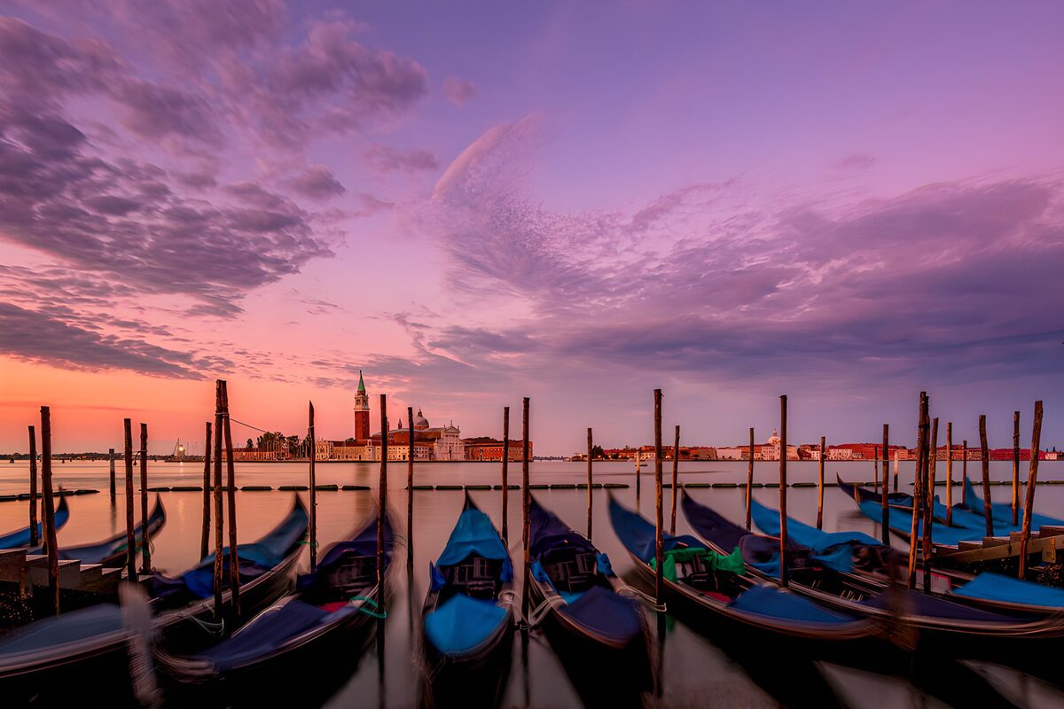OCUK40004: Serene Sunset Over Venetian Gondolas