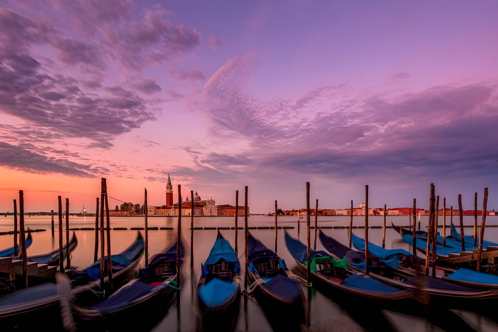 OCUK40004: Serene Sunset Over Venetian Gondolas